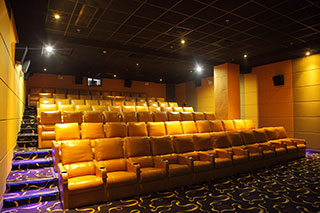 What are the design and structural features of cinema chairs?