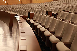 What points should be paid attention to in the seat arrangement of the chairs in the lecture hall?