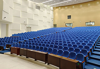How to sit on auditorium chairs to be the most comfortable?