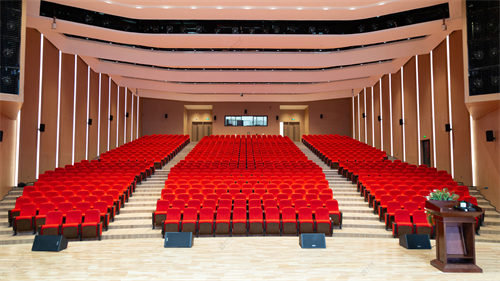 What points should be paid attention to in the seating arrangement of rows of chairs in the lecture hall?