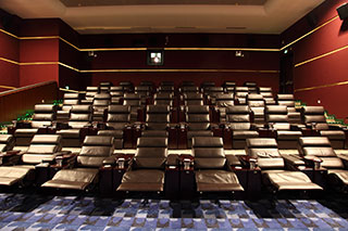 What kind of design and structural features do cinema chairs have?
